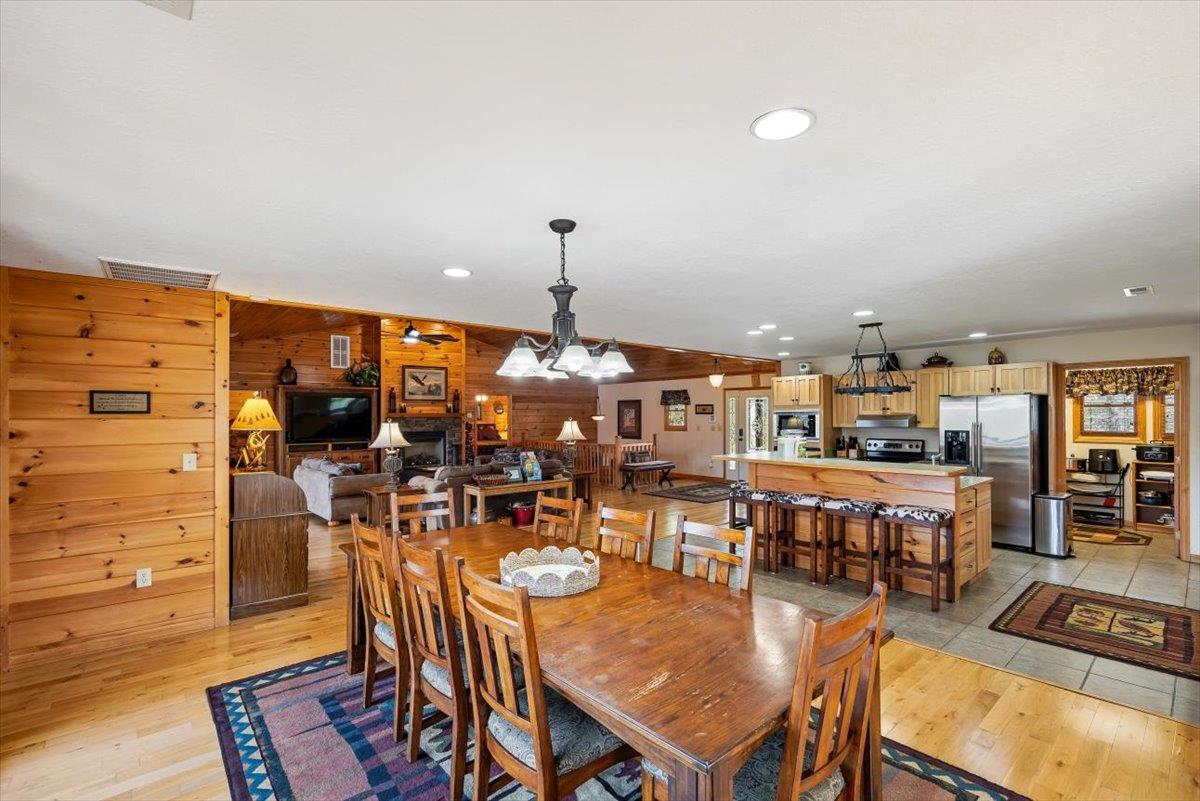 027Dining Area