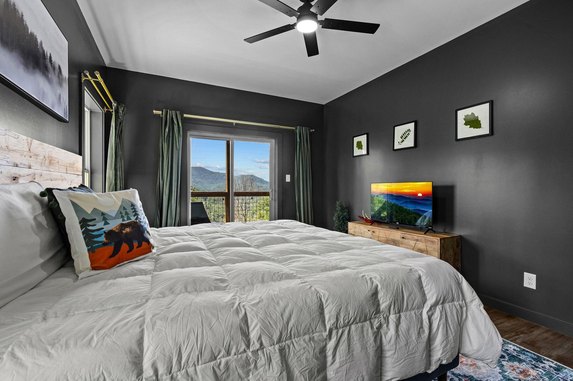 King bed with sliding door to deck