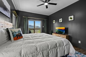 King bed with sliding door to deck