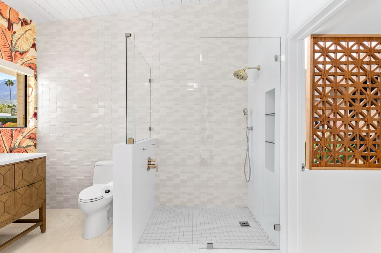 Guest en suite bathroom