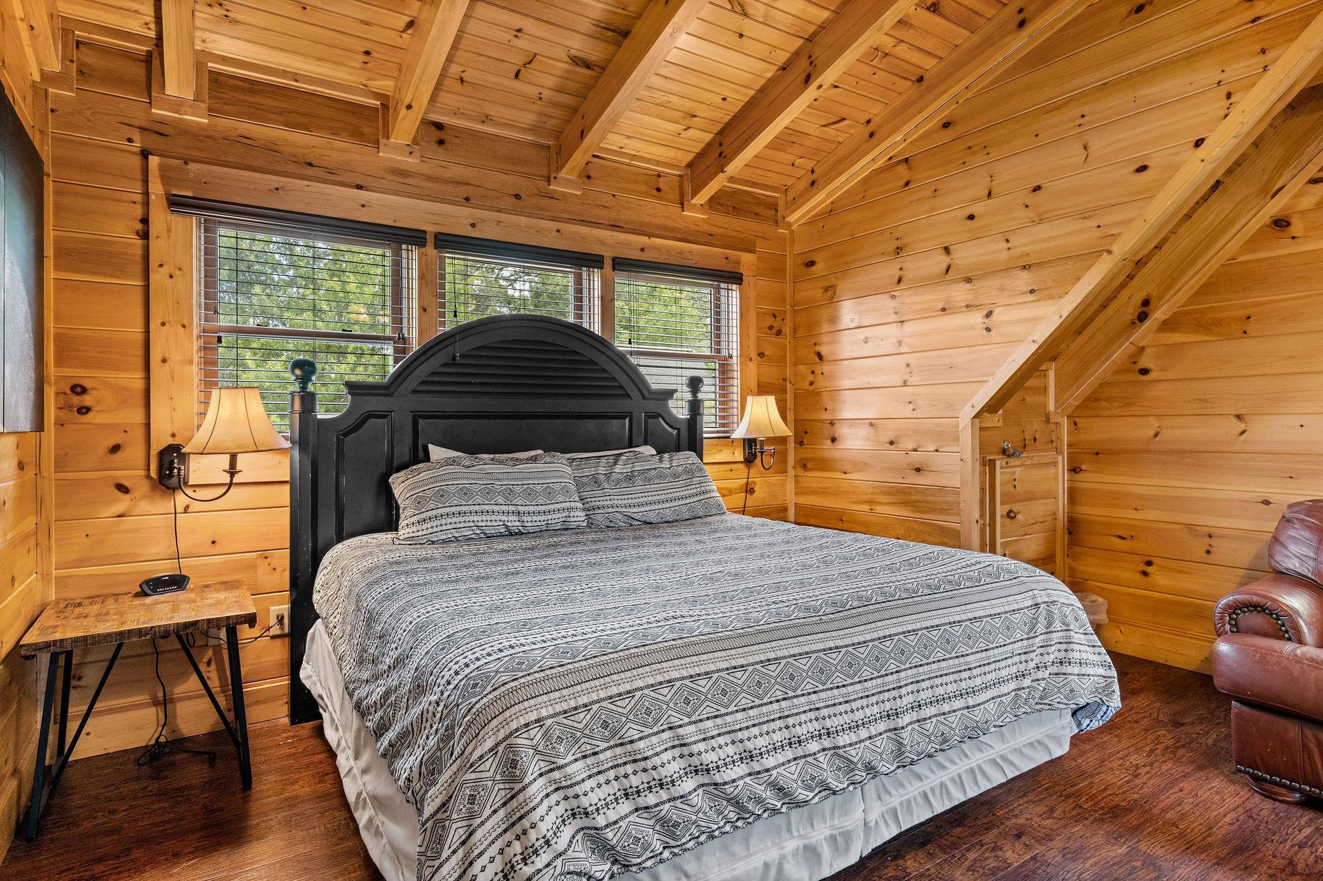 King bedroom w sofa bed