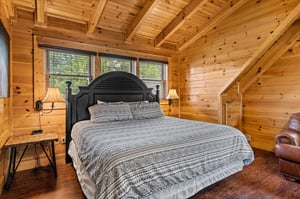 King bedroom w sofa bed