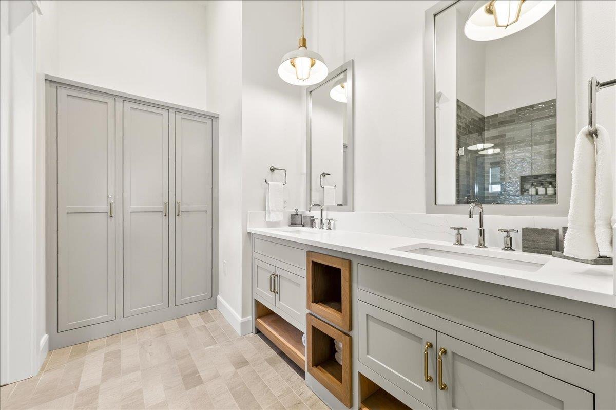 1st Floor, First King Bathroom