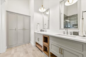 1st Floor, First King Bathroom