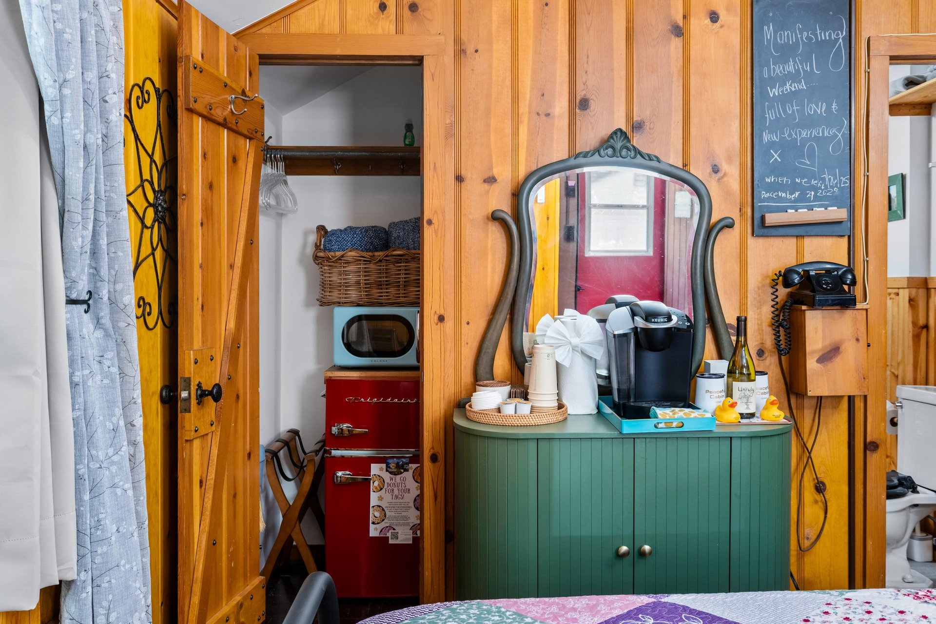 Equipped with a queen bed, smart TV, kitchenette, and ensuite bathroom.