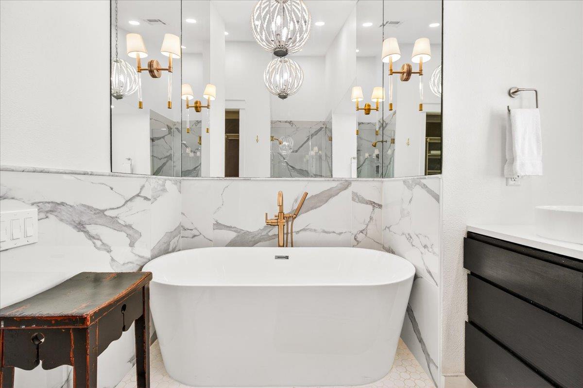 2nd Floor, Primary King Bathroom