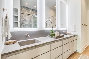 King Bathroom, 1st Floor