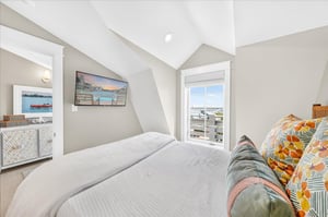 2nd Floor, Queen Bedroom
