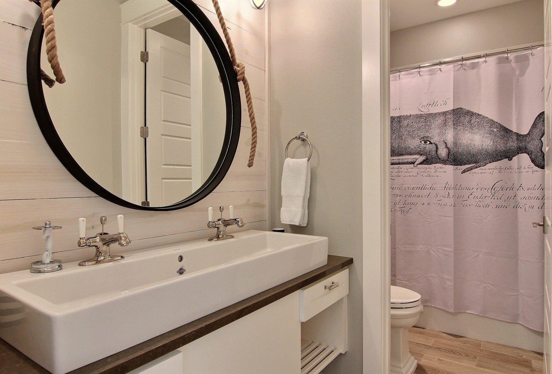 Bunk Room Shared Bathroom, 1st Floor