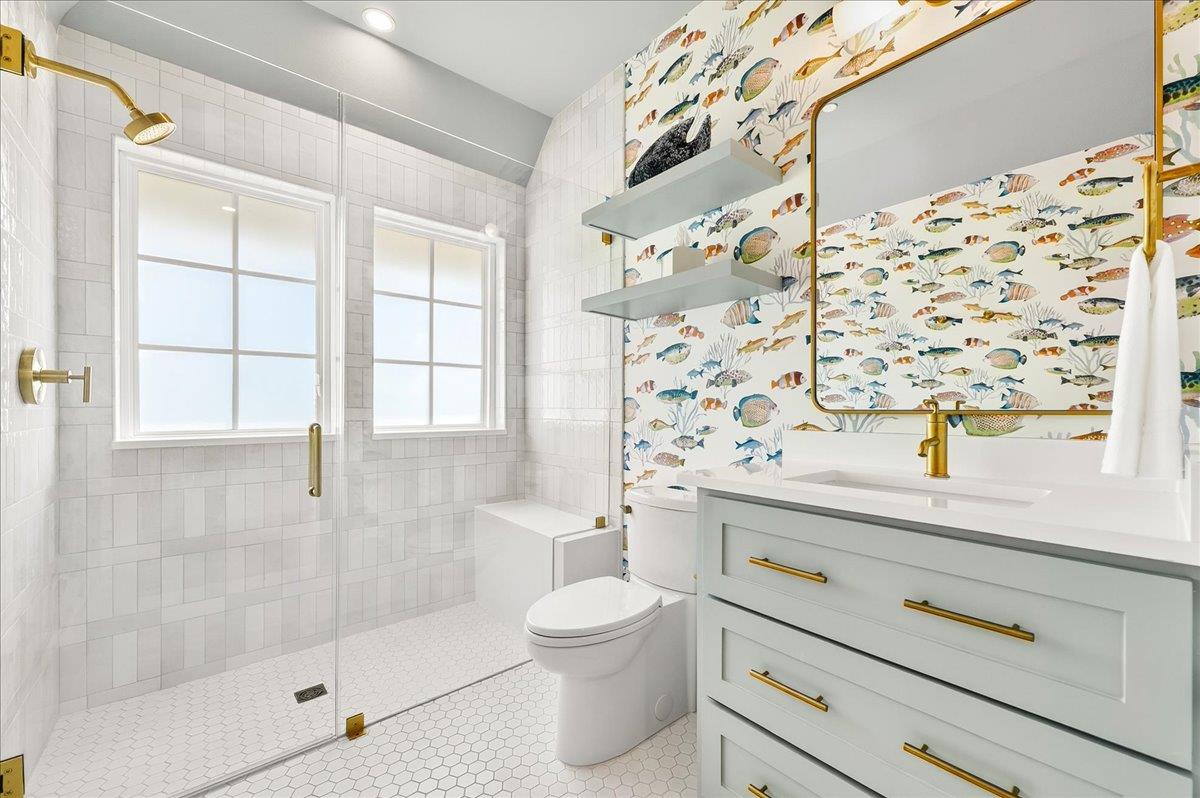 Second Shared Bathroom, 4th Floor