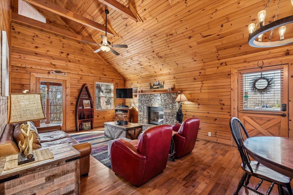 06Living Room