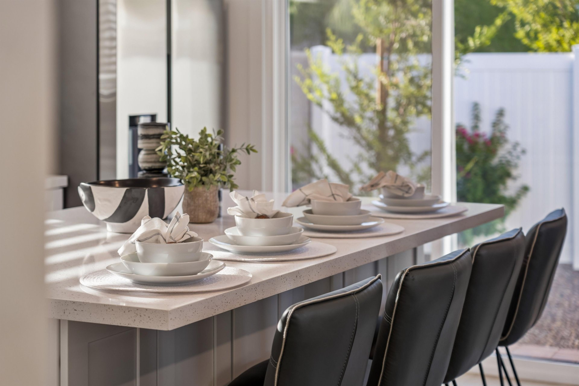 Counter seating for 4 guests.