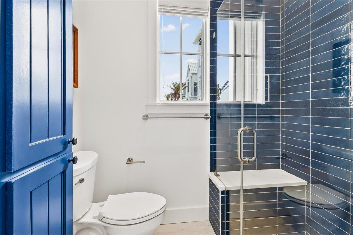 Shared Bathroom, 1st Floor