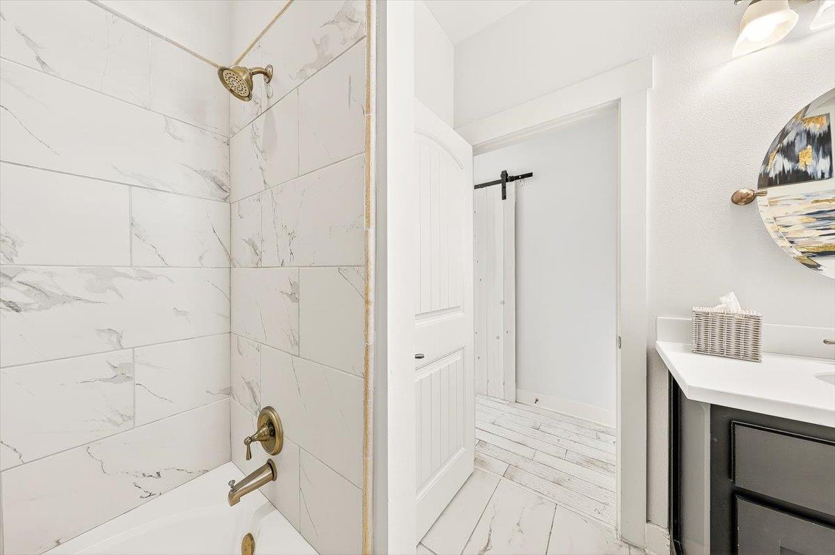 2nd Floor, Shared Bathroom