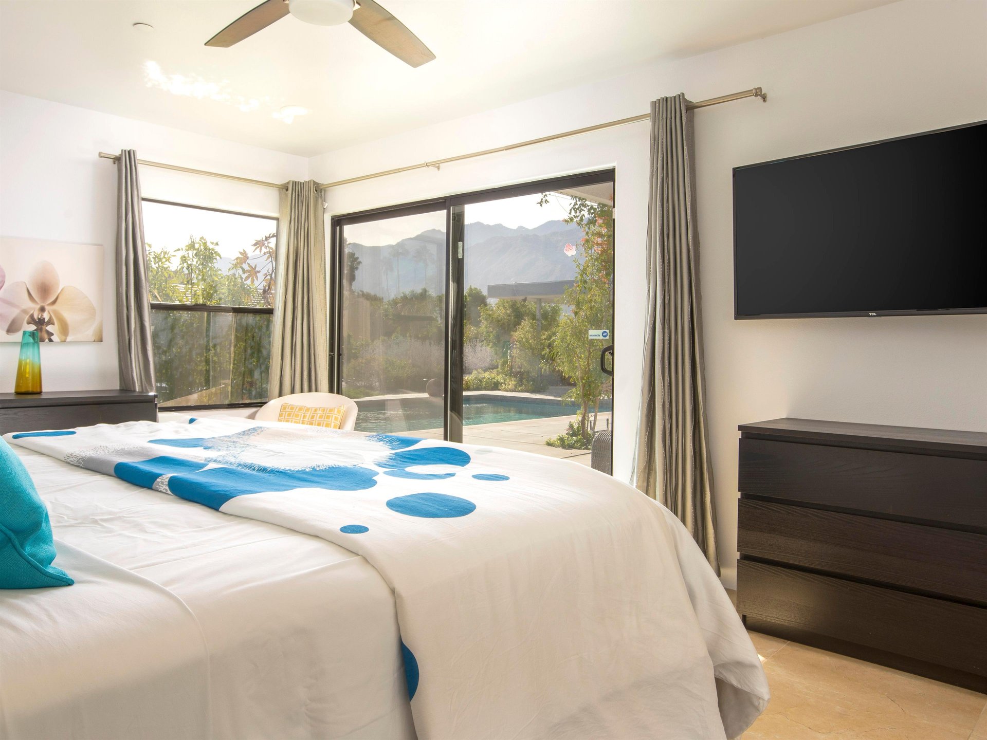 Beautiful bedroom with direct access to the yard
