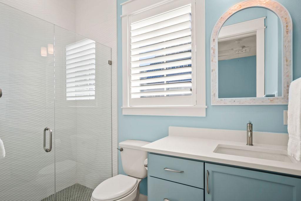 Second King Bathroom, 2nd Floor