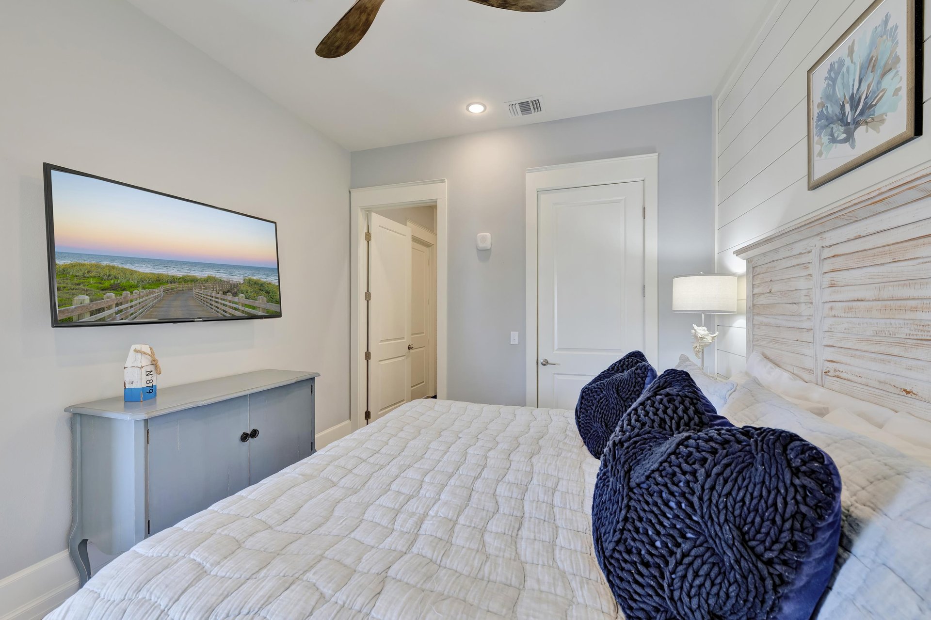 1st Floor, King Bedroom