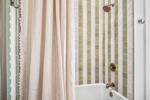 1st King Bathroom, 1st Floor