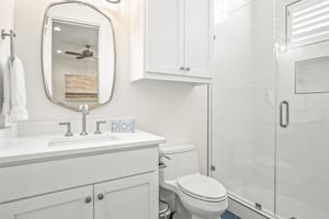 1st Floor, King Bathroom