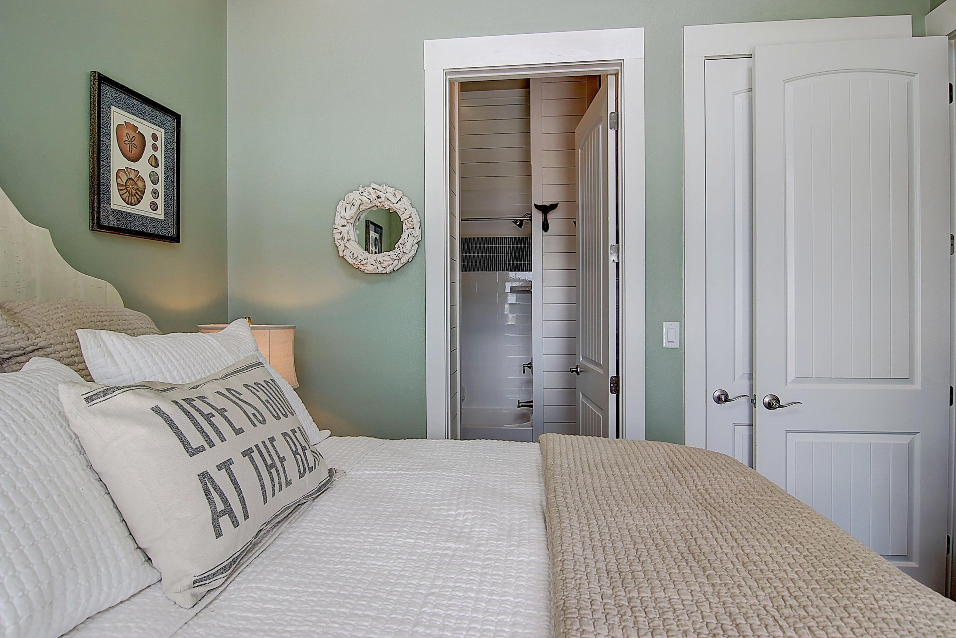 Queen Bedroom, 2nd Floor