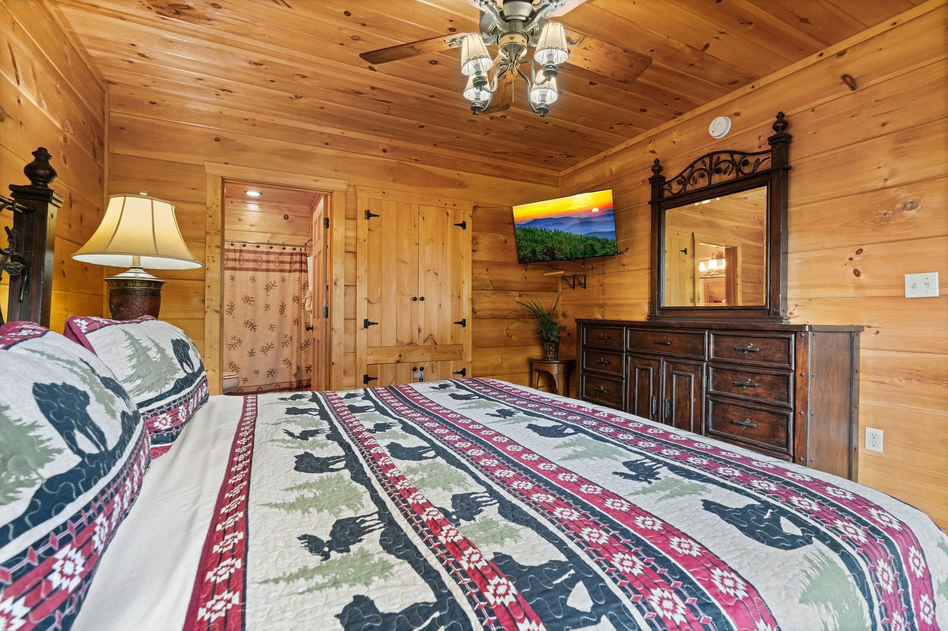 King bed facing dresser with mirror