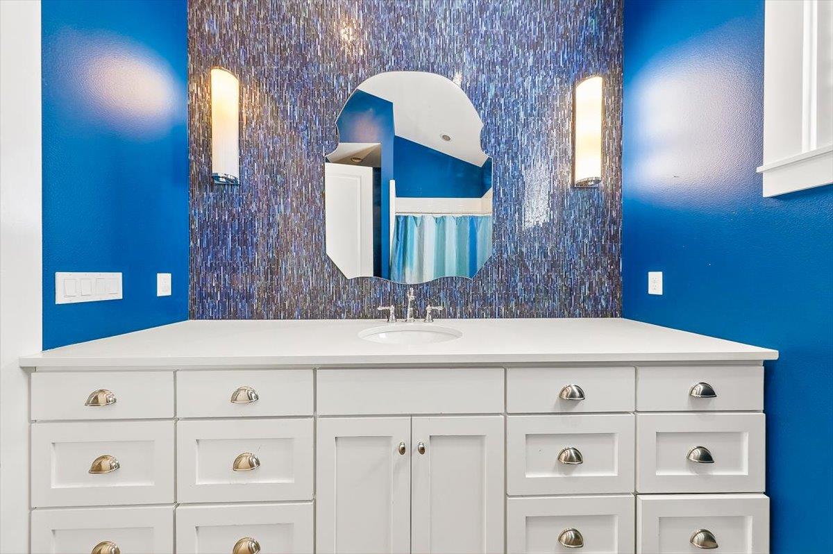 2nd Floor, Third King Bathroom