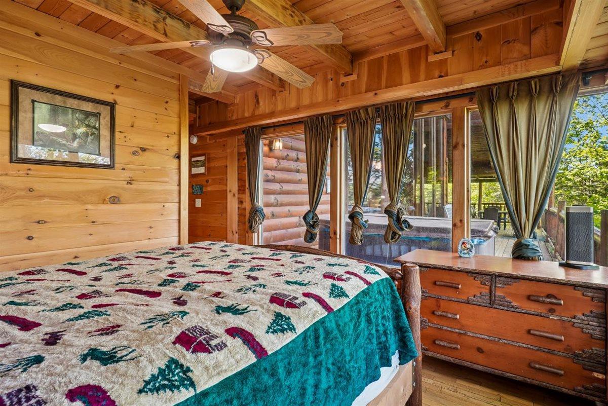 17Primary Bedroom