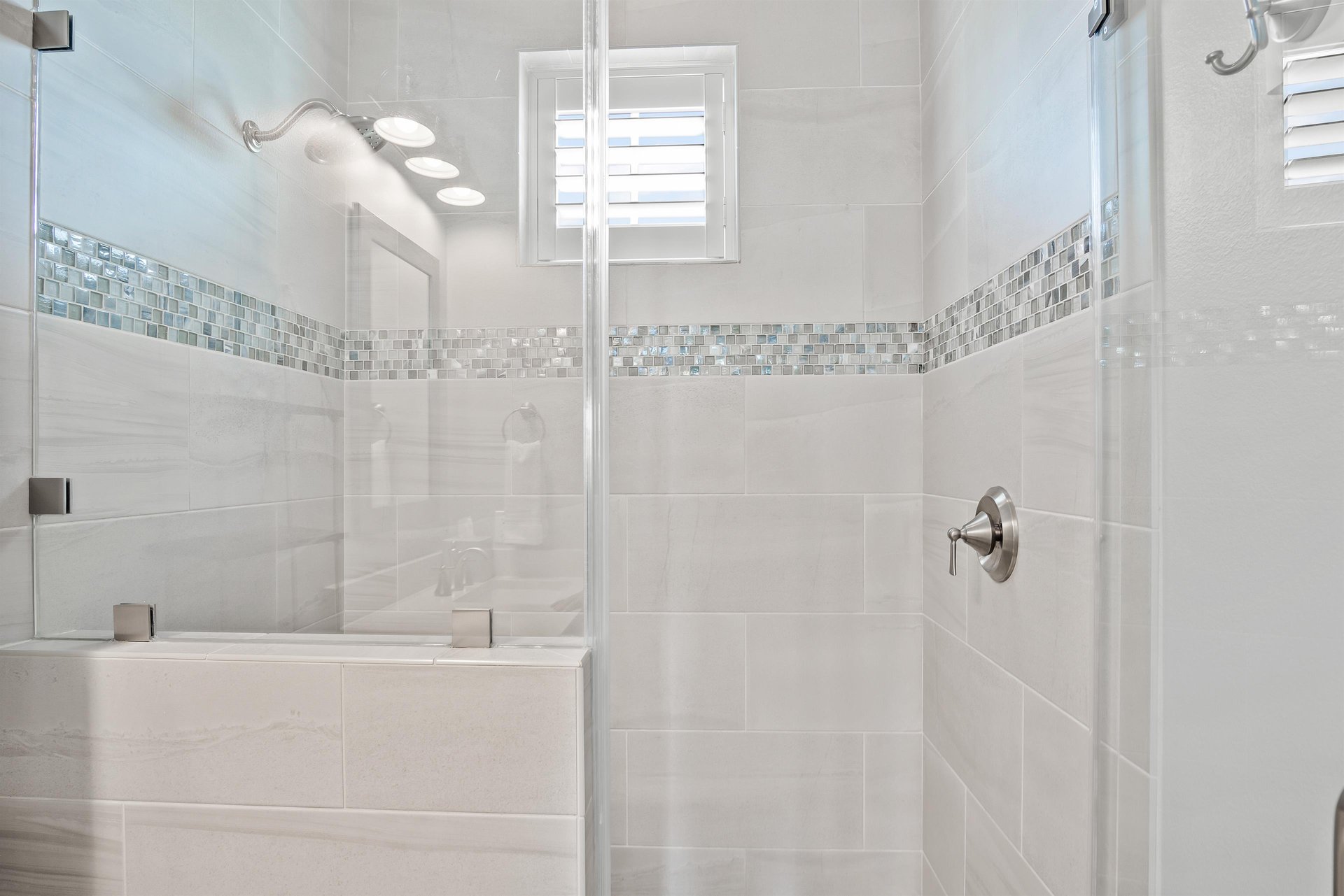 Queen Bathroom, 1st Floor