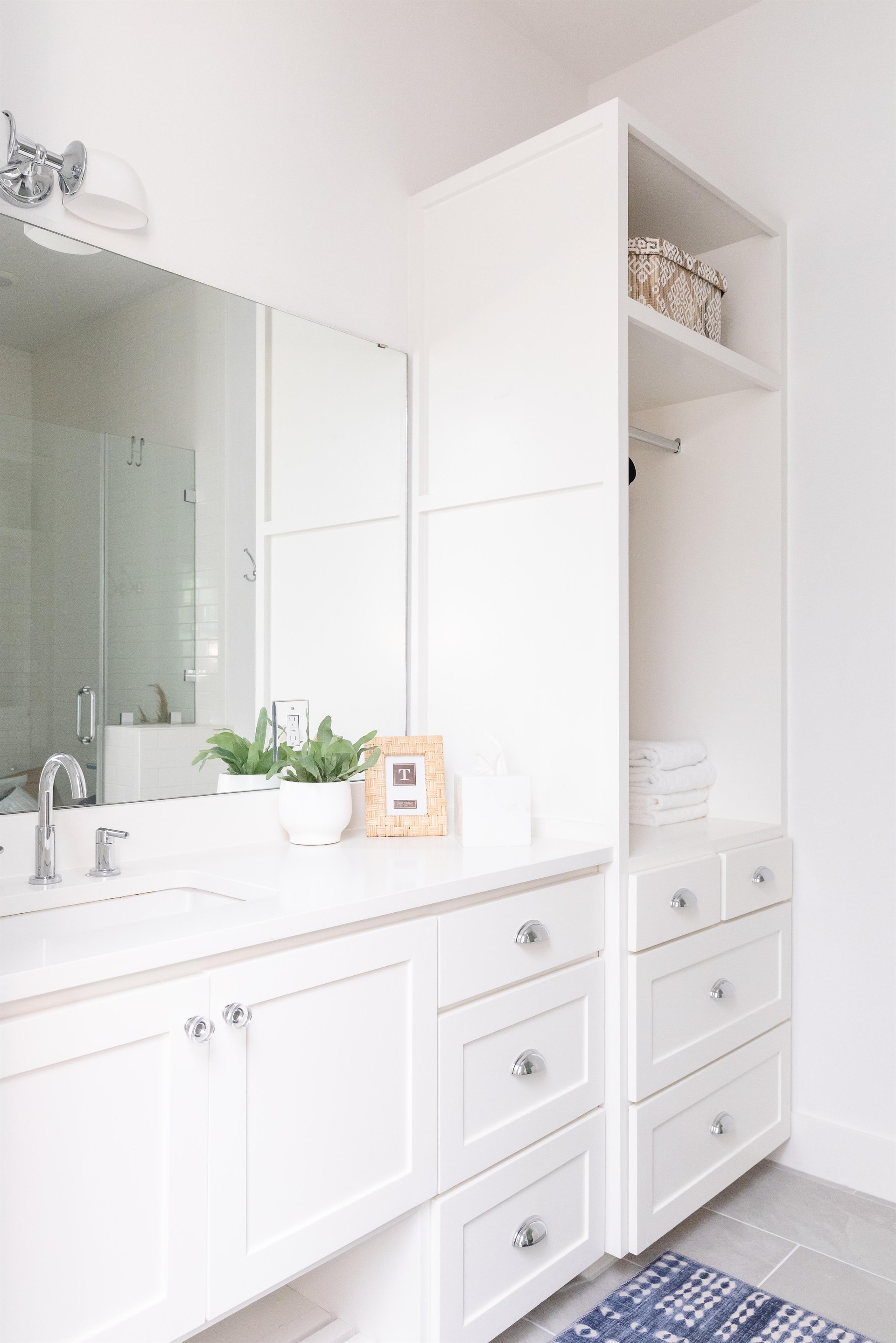 Right King Bedroom Bathroom, 1st Floor