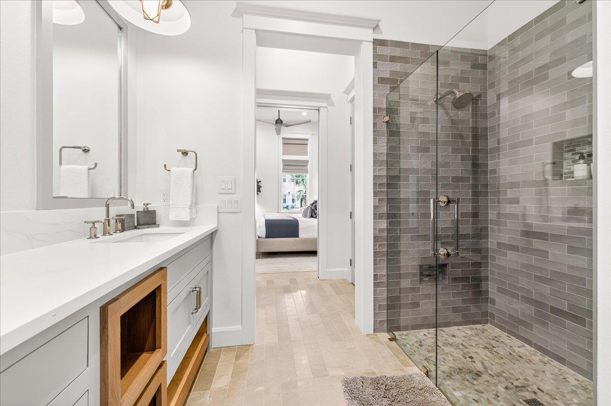 1st Floor, First King Bathroom