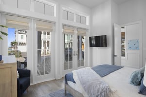 1st Floor King Master Suite