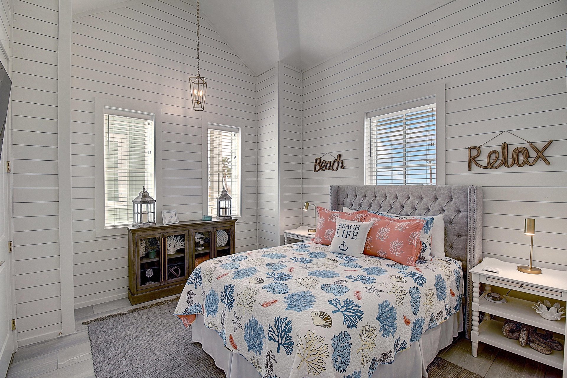 Queen Bedroom, 2nd Floor