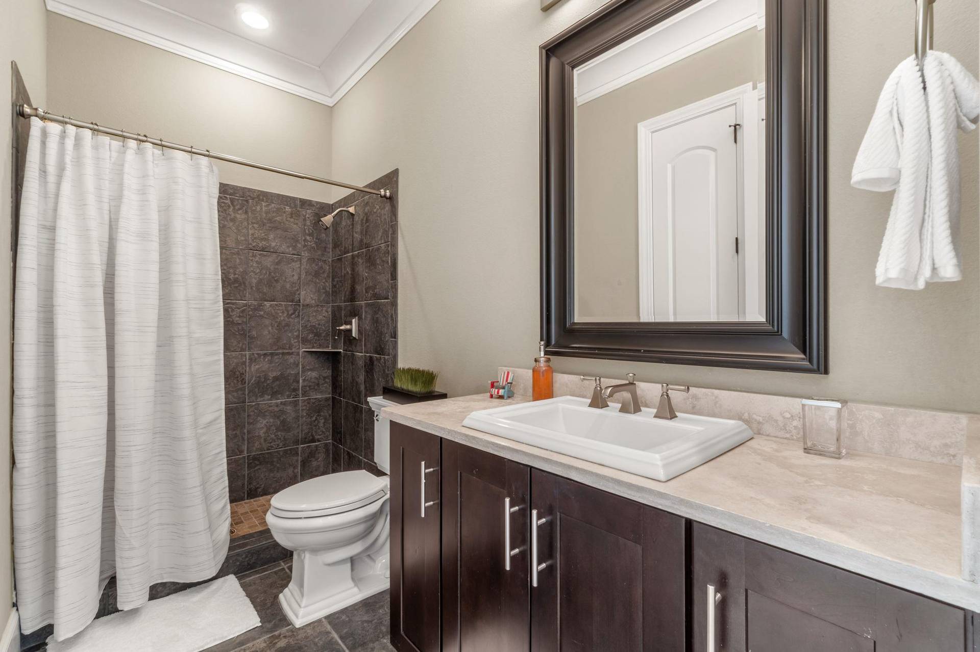 2nd Floor Full Bathroom