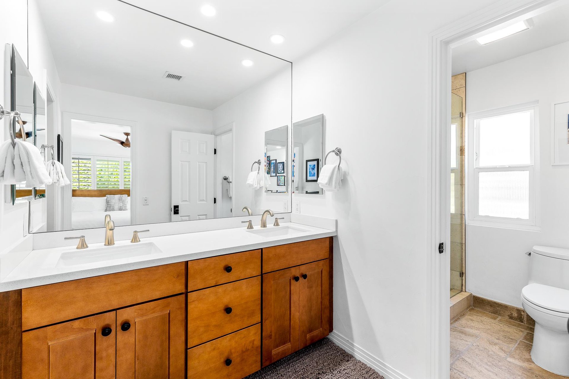 Private primary en suite bath