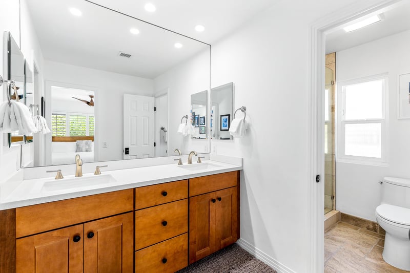 Private primary en suite bath