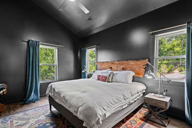 King bed with 3 windows