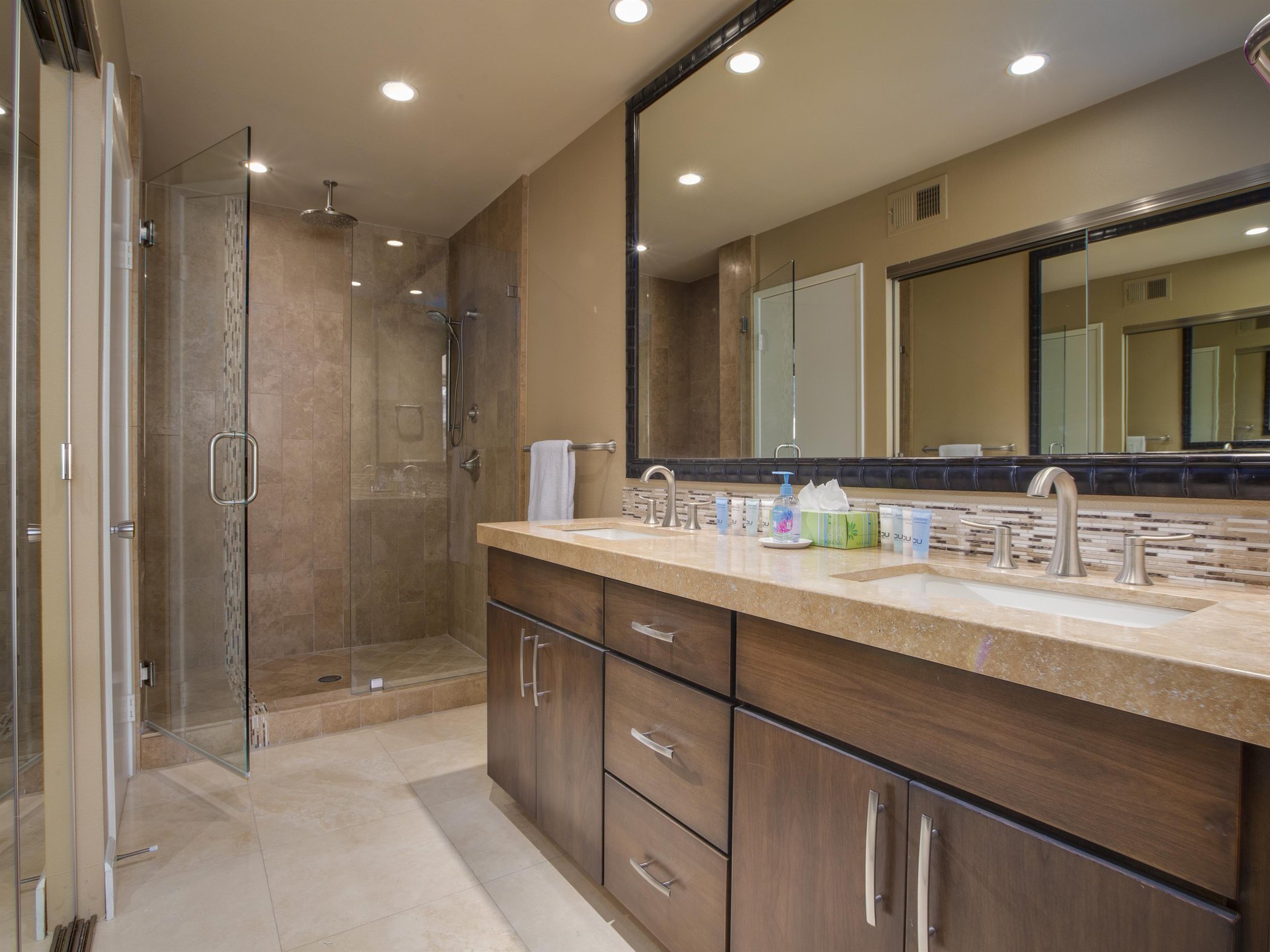 Pamper yourself in the luxurious bathroom