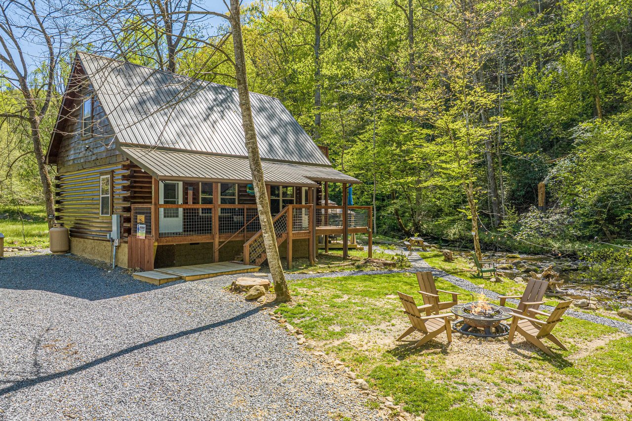 Front of Tridents Creek cabin with firepit area
