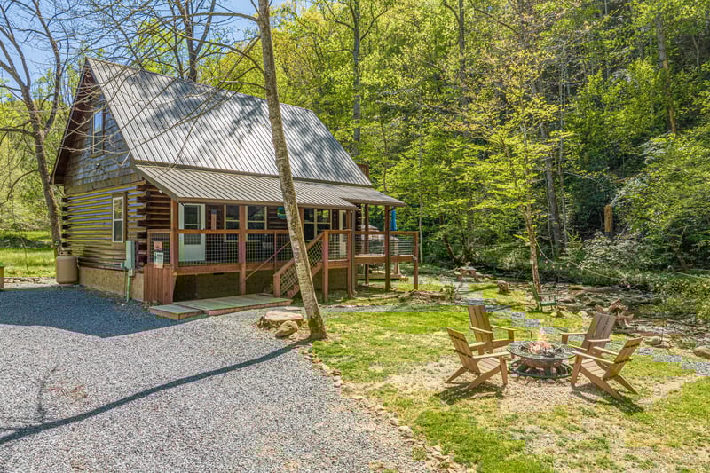 Front of Tridents Creek cabin with firepit area