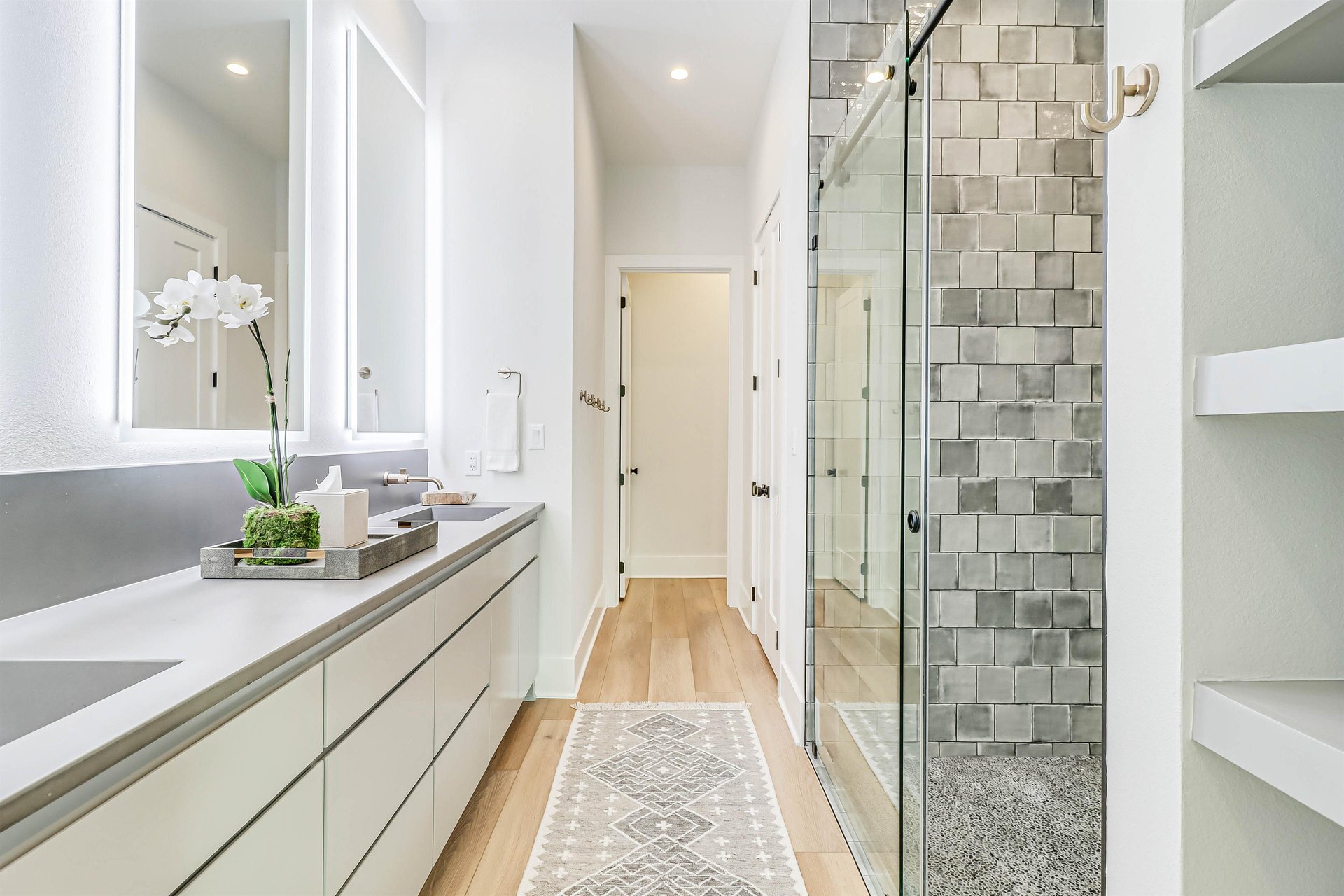 King Bathroom, 1st Floor