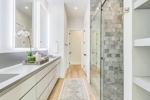 King Bathroom, 1st Floor