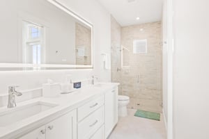 King Bathroom, 2nd Floor