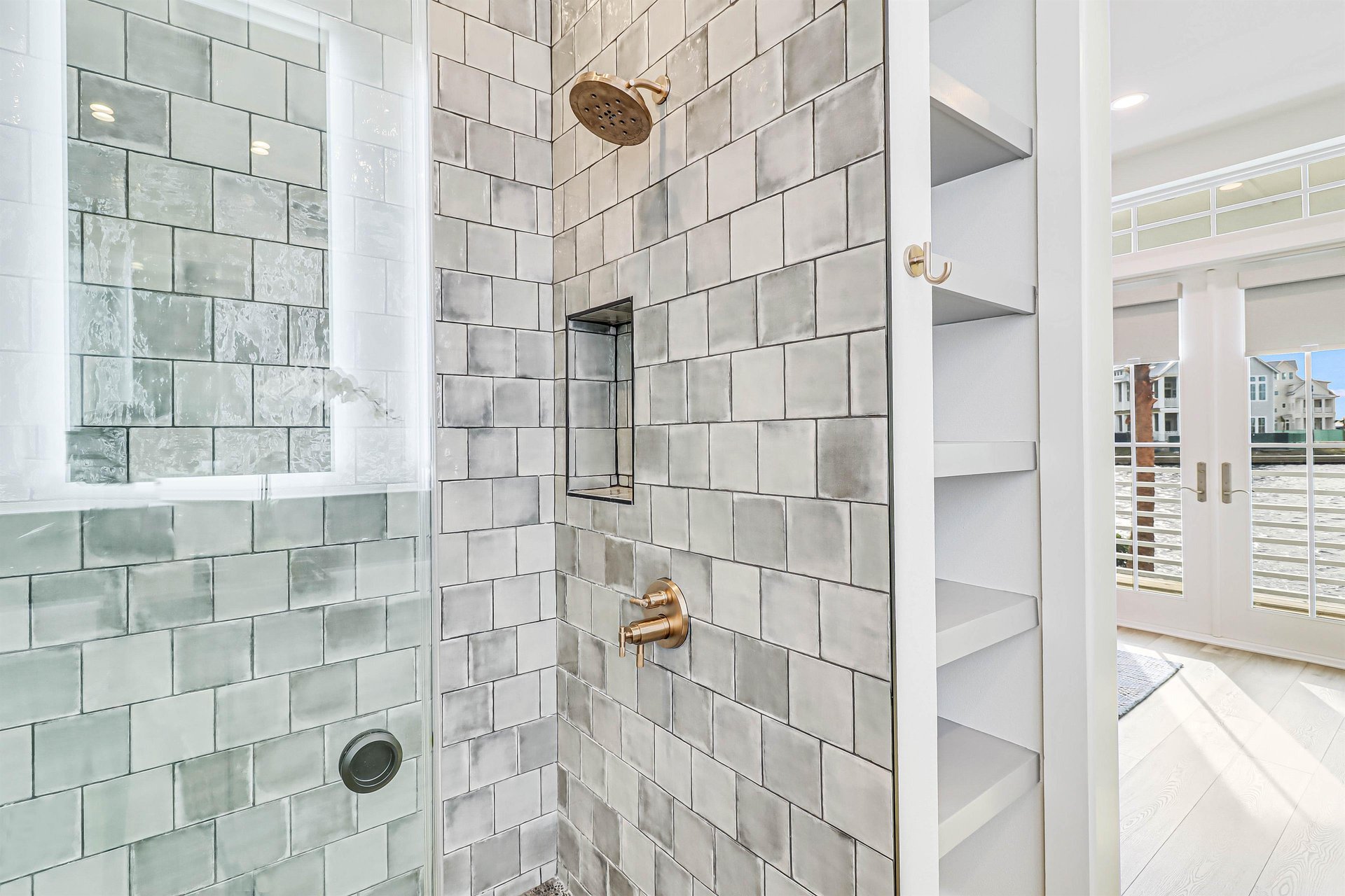 King Bathroom, 1st Floor