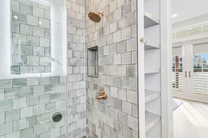 King Bathroom, 1st Floor