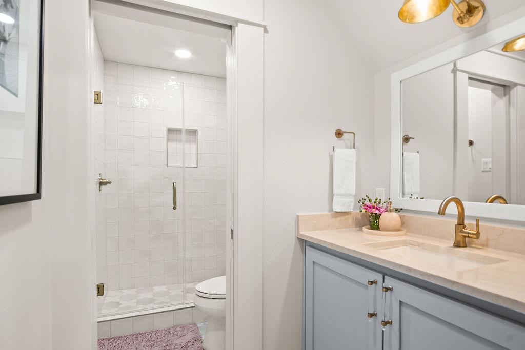 Second King Bathroom, 3rd Floor