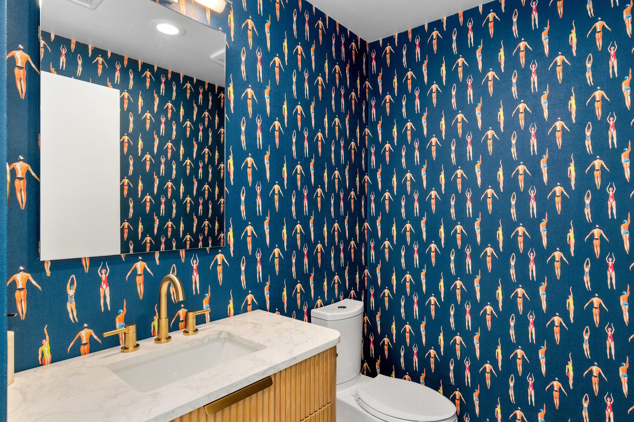 Halfbathroom near the entryway