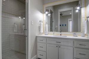 2nd Floor King Bathroom