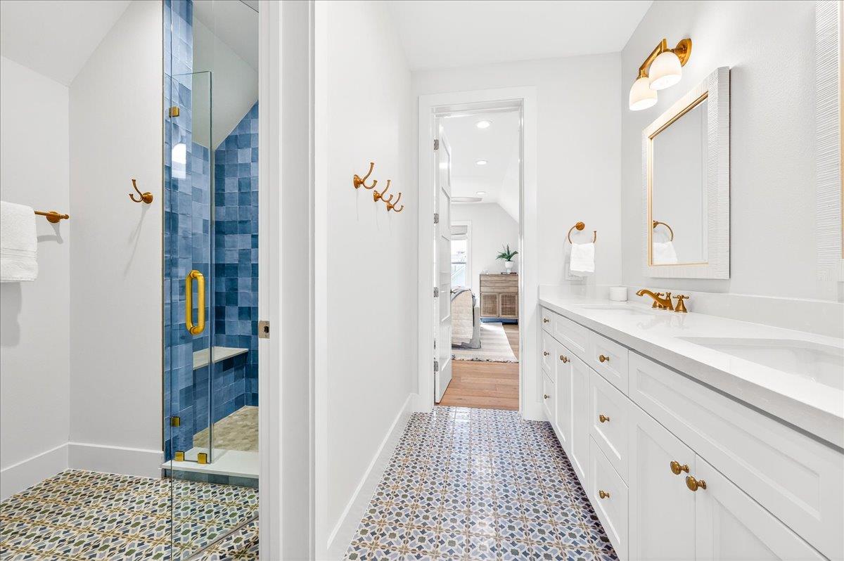 3rd Floor, Shared Bathroom