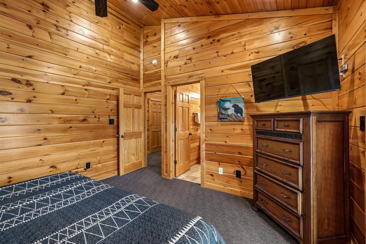 37Upstairs Bedroom 2