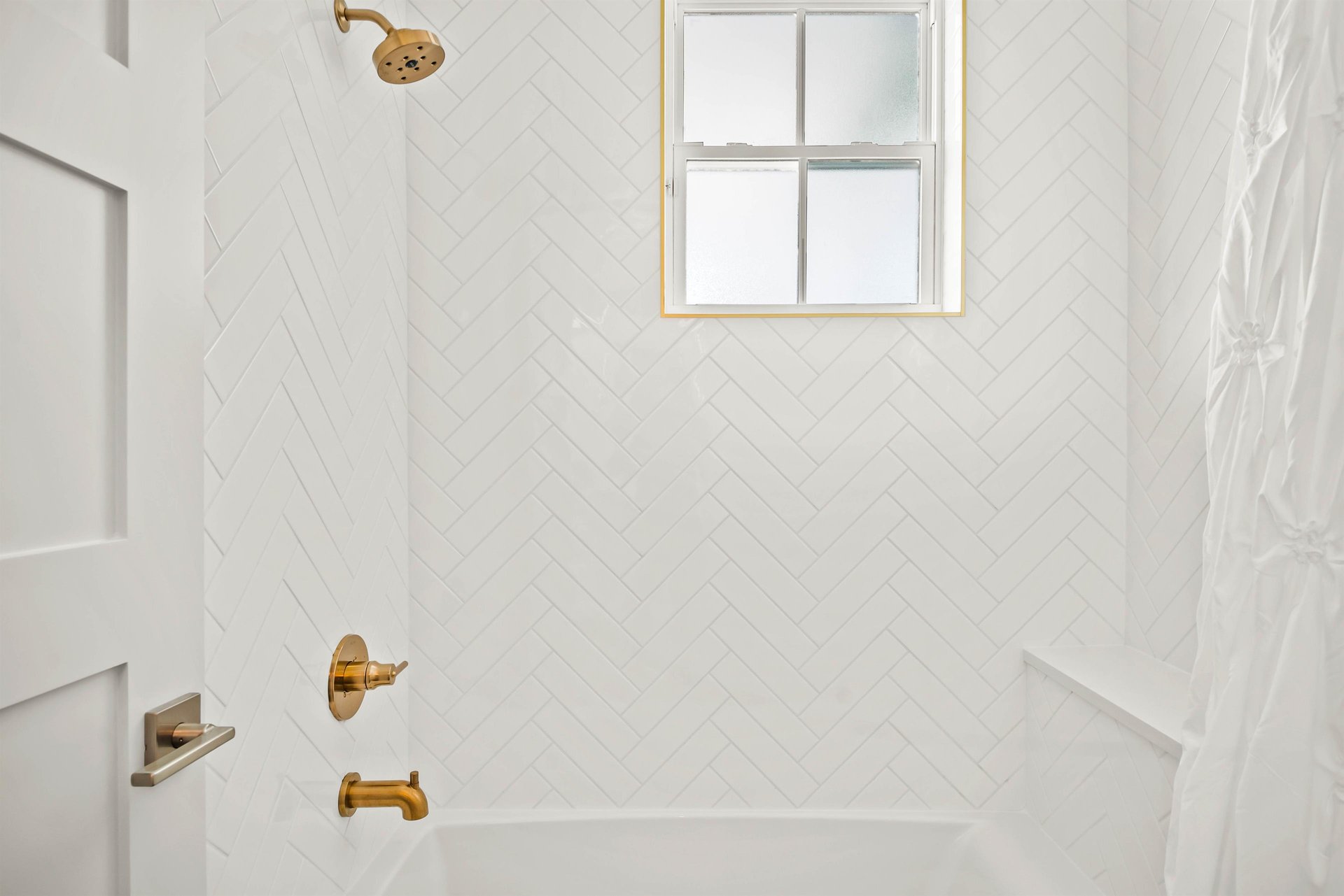 Combo ShowerTub Bunkroom, 1st Floor